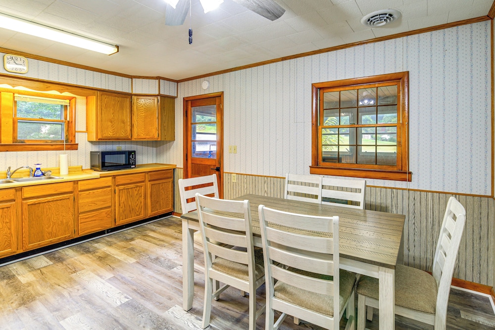 1 Mi to Virginia Creeper Trail: Serene Family Home