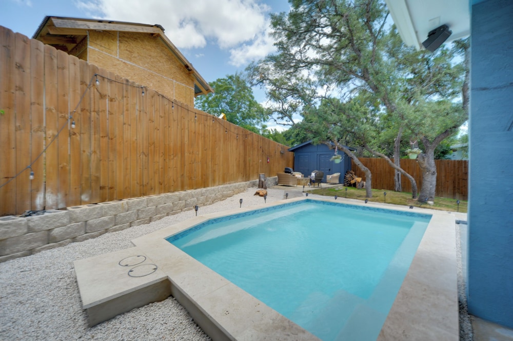 Heated Cocktail Pool & Spa: Canyon Lake Home