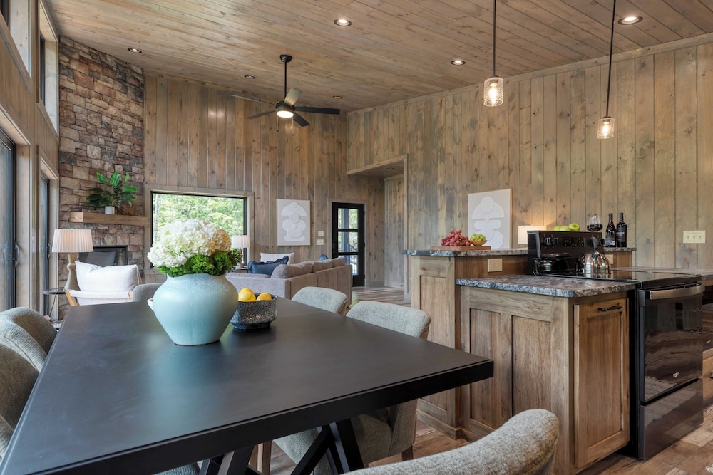 Luxe Cabin w/ Hot Tub, Views & Game Room Sleeps 10 Do Good Holler by Avantstay