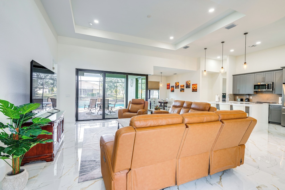 7 Mi to Dtwn Cape Coral: Home w/ Pool & Spa!