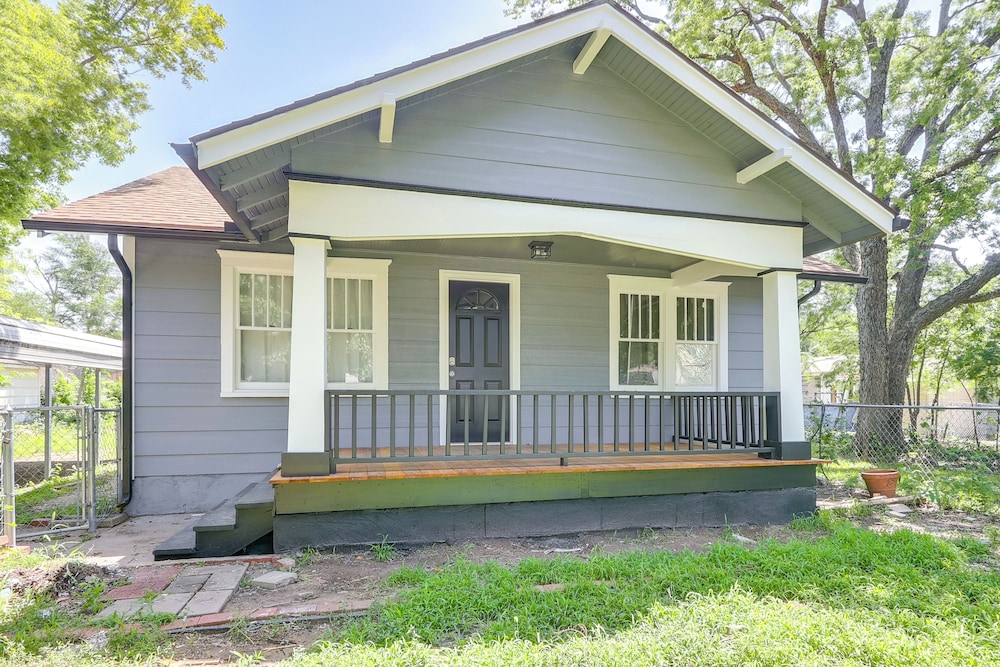 4 Mi to Dtwn: Charming Retreat in Wichita!