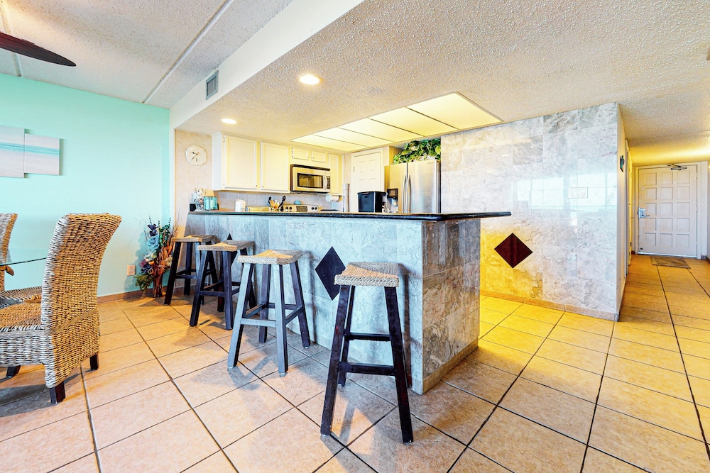 Gulf-view 3BR w/ Gourmet Kitchen, Tennis & Pools