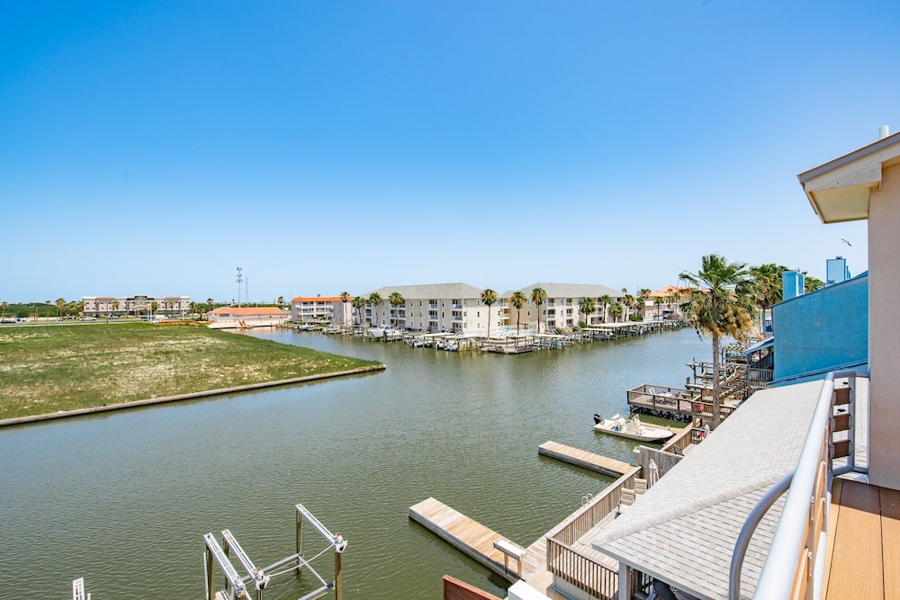 Waterfront Condo With Rooftop + Pool + Boat Slips