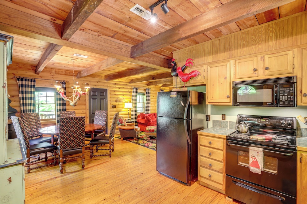5 Mi to Dtwn Asheville: Tranquil Cabin Retreat!