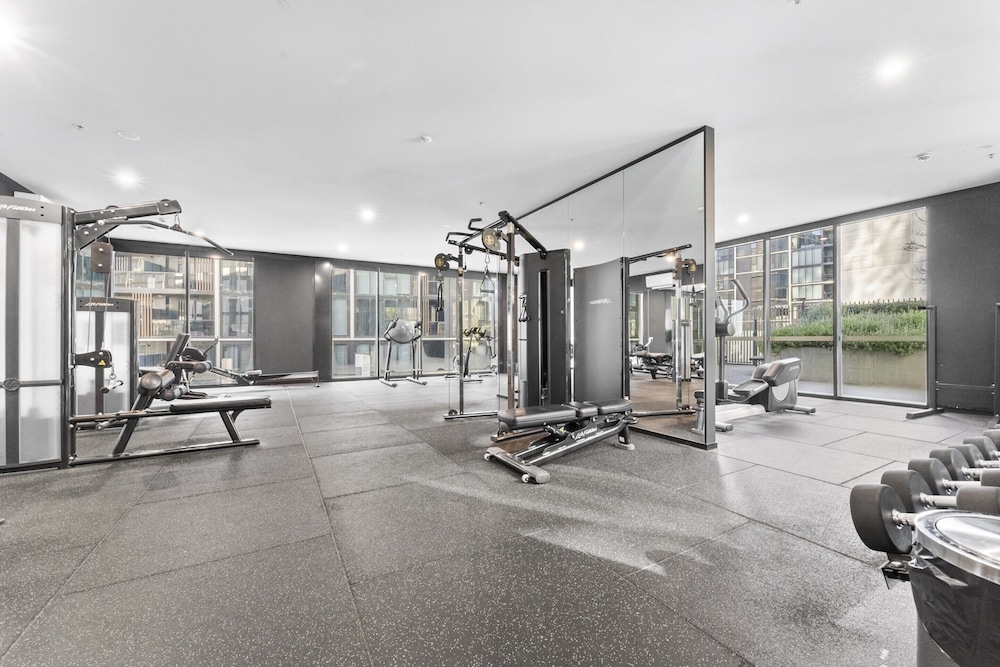 Refined 2-bed With Luxurious Building Amenities