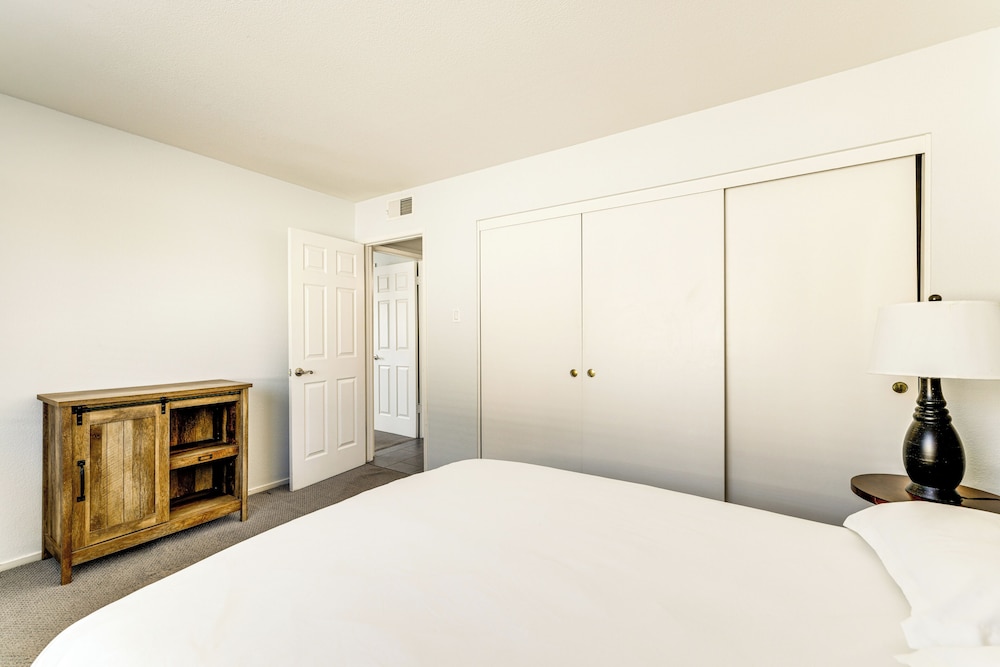 Community Pool: Scottsdale Condo 2 Mi to ASU