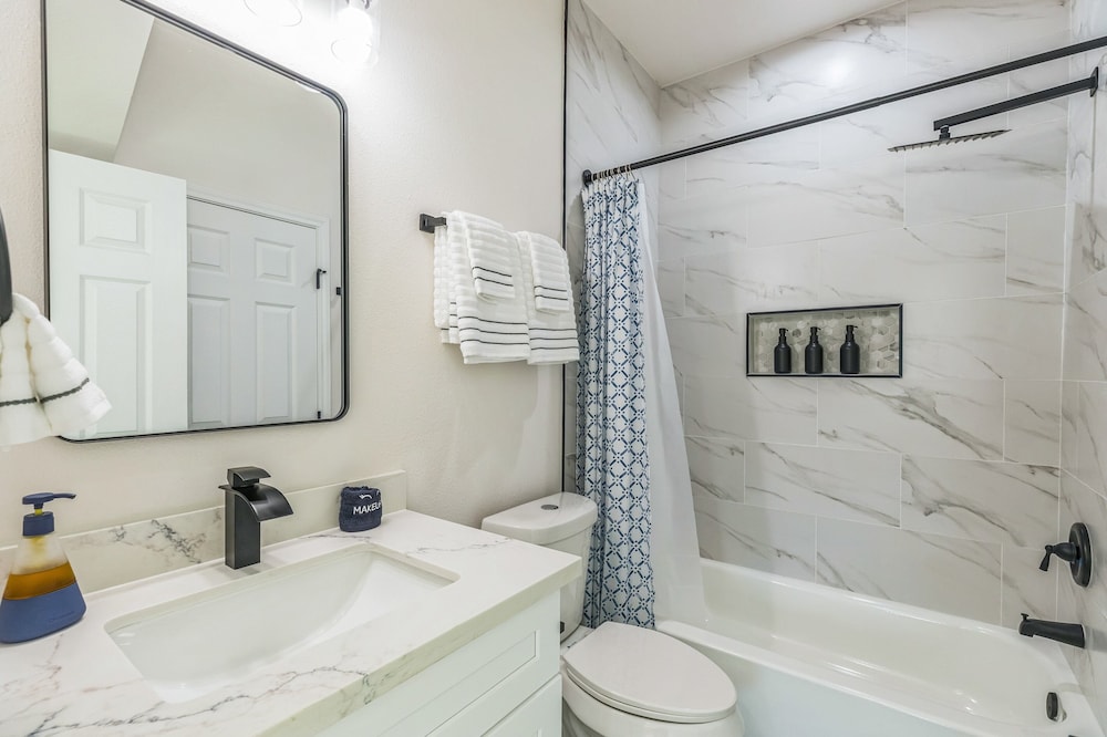 Houston Cozy Retreat 3br 3ba Downtown Views 3 Bedroom Duplex