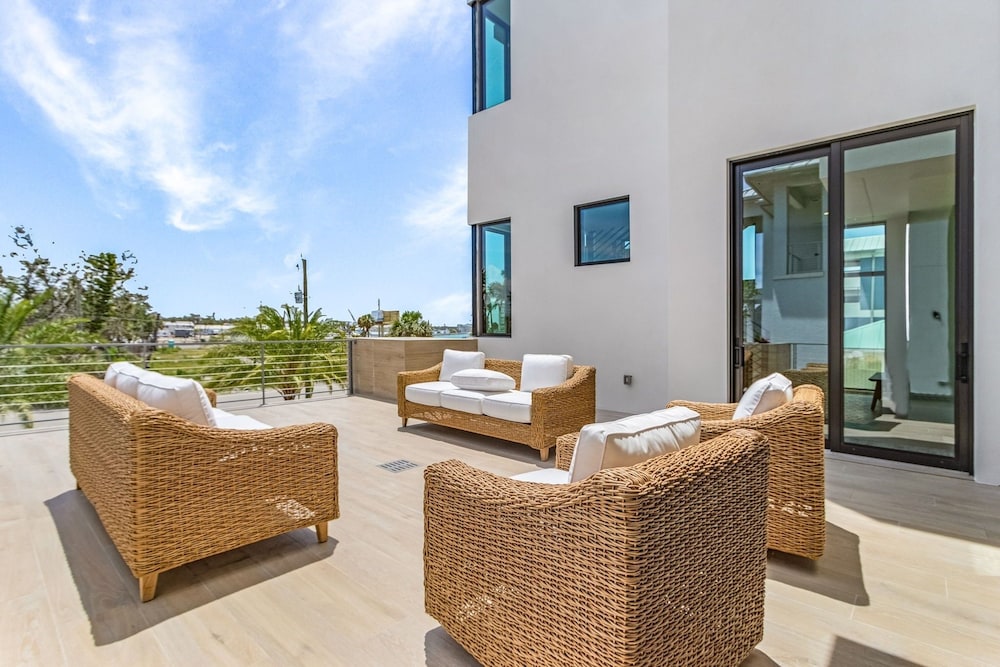 793 Shoreline Estate: 6bd/6br, Luxurious Pool Home On The Water! 6 Bedroom Home