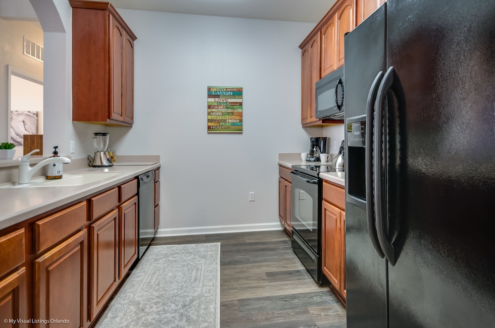 Santiago's Corner Ventura 3 Bedroom Condo by RedAwning