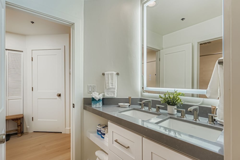 Woodside Avenue Retreat 1375 2 Bedroom Condo