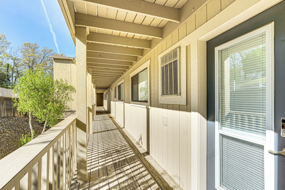 Lakefront Osage Beach Condo w/ Balcony & Pool