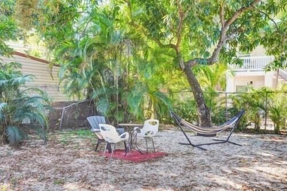 Miami 2 Bedroom Home Trampoline BBQ Street Art
