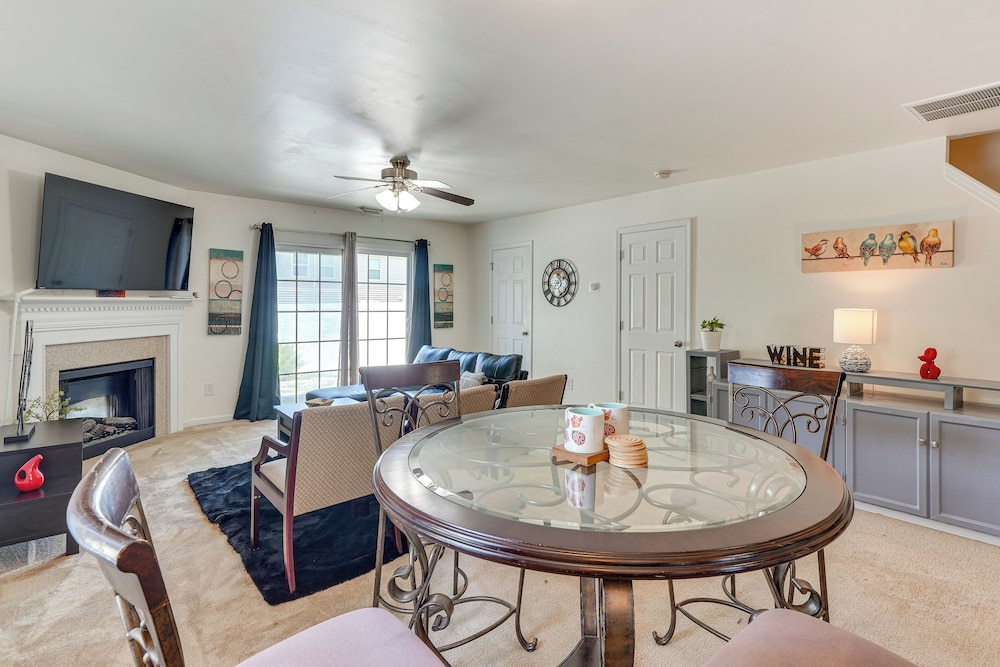 6 Mi to Dtwn Raleigh: Townhome w/ Fenced Patio!