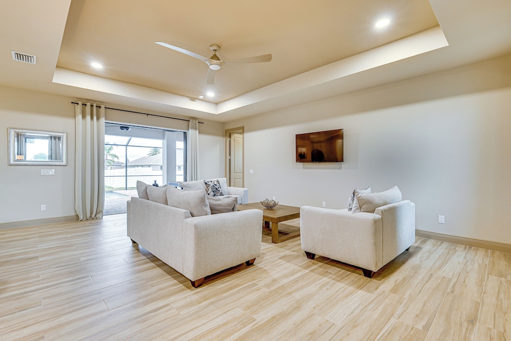 Outdoor Oasis: Spacious Family Home in Cape Coral!