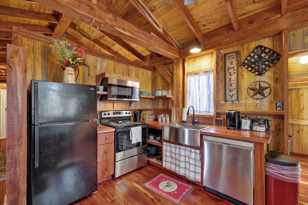 Texas Sawmill Cabin W/hot-tub, Pet-friendly, Minutes to Downtown!