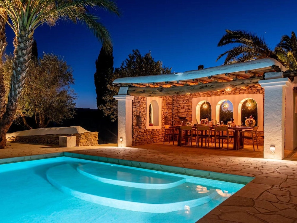 Traditional Villa With Garden