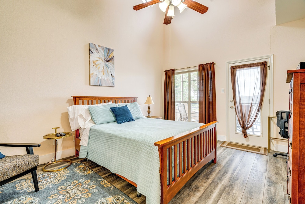 Community Perks: Scenic Lake Travis Getaway!