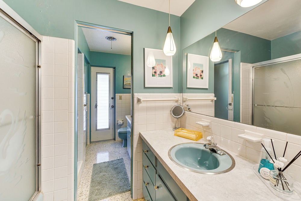 Lanai & Pet Friendly! Retro-chic Sarasota Home!
