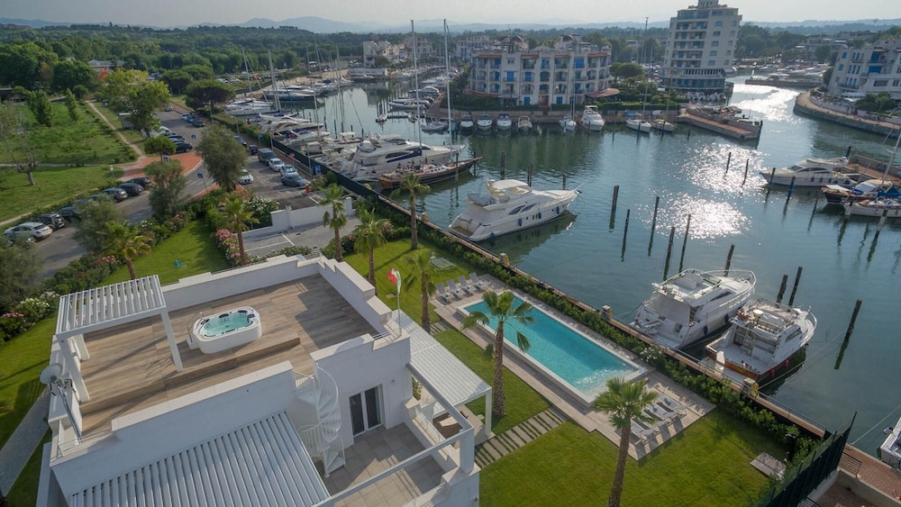 Rn-f244-onel10at - Portoverde Beach Villa 12 view 4