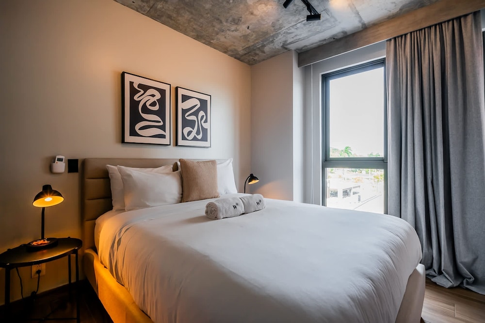 w Stunning 2BR w Great Deco in Centriqo