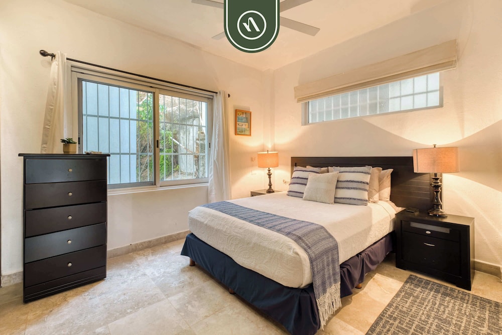 Corner 2 BR Condo - Spectacular Oceanview Sunsets