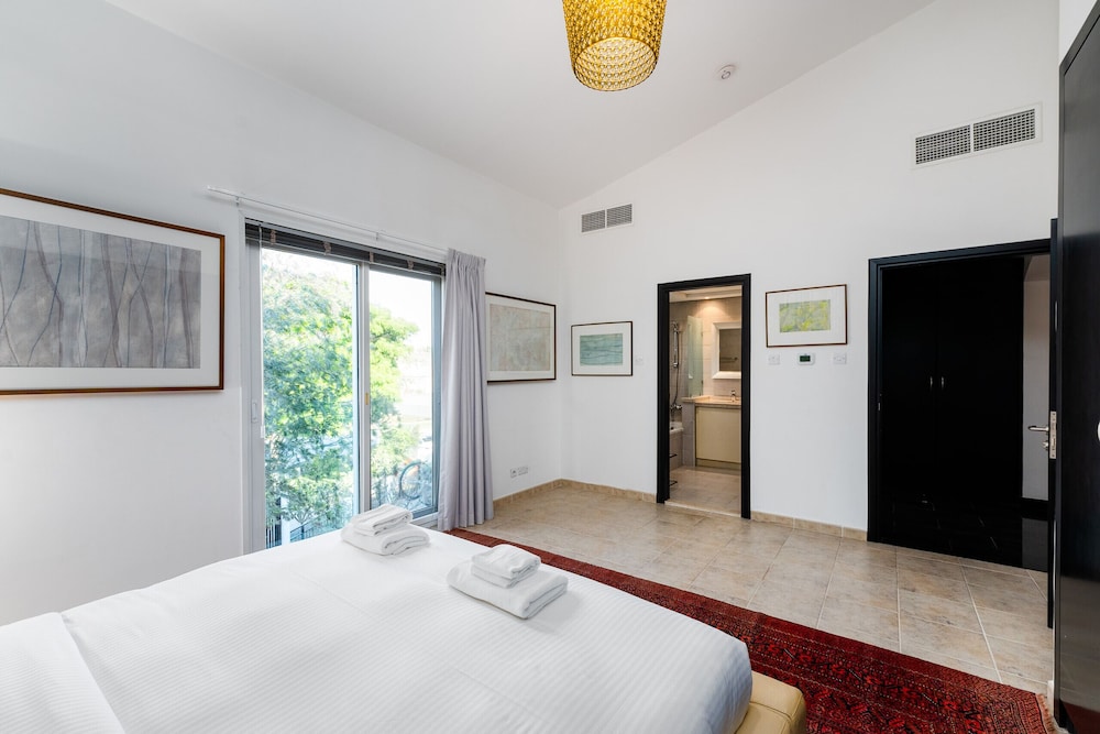 Artsy 4BR DIP Villa w Community Pool Gym
