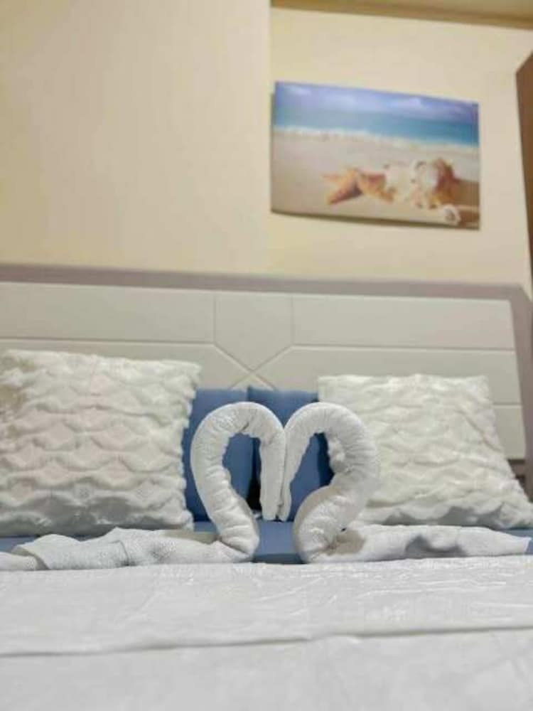 Cozy Pasay Condo with Pool Access