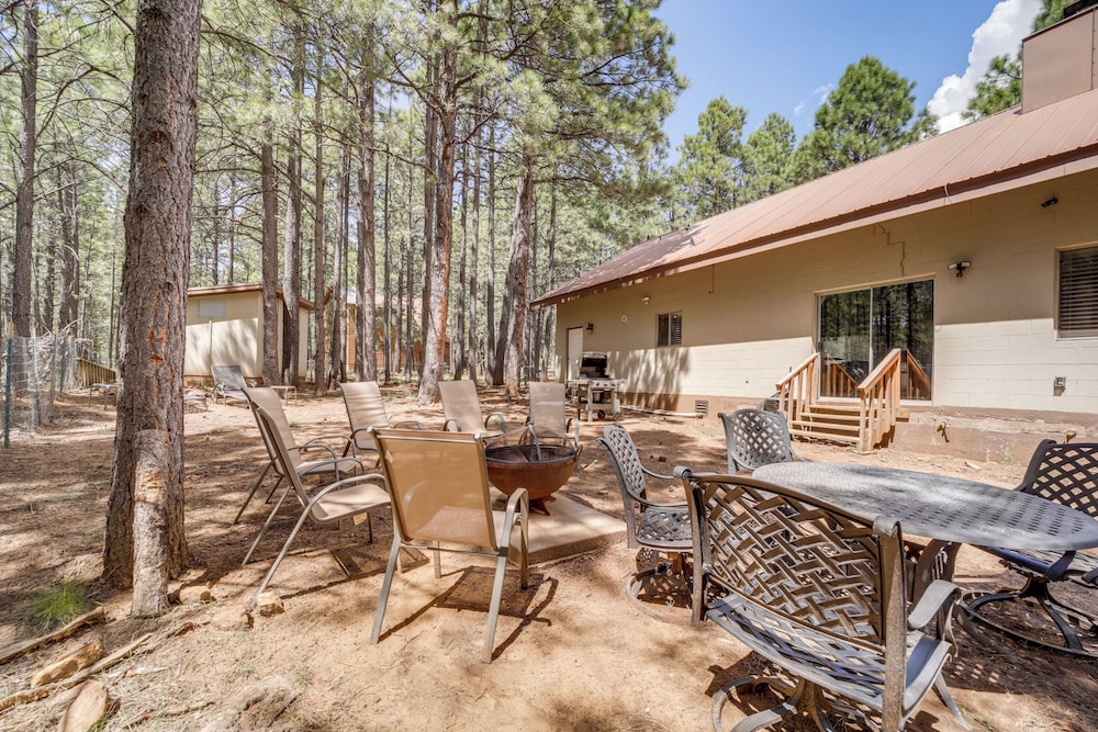 Fire Pit & Grill: Spacious 'forest Lakes Chalet'