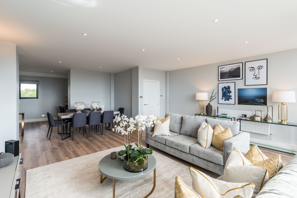 The Carlyle - Elegant Serviced Apartments