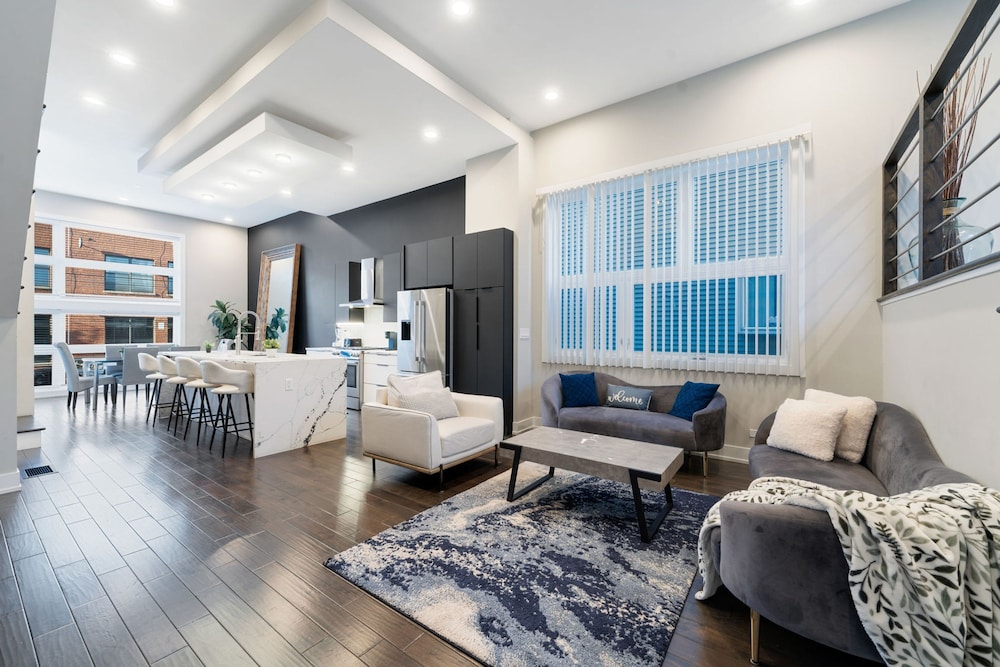 Magnificent NEW Home w 8 Beds Free Parking