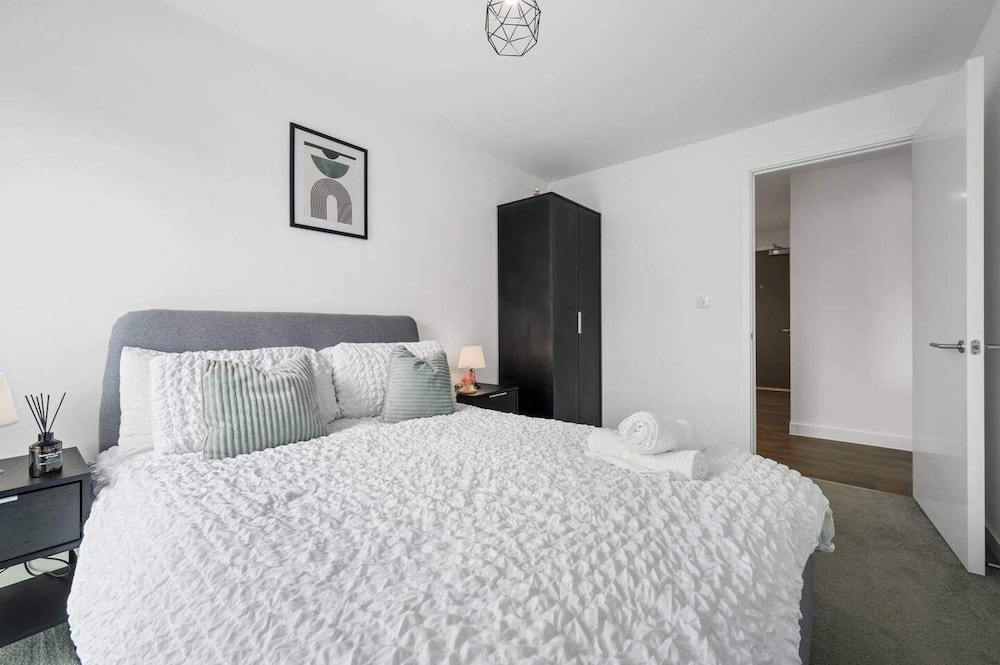 Manchester - Apartment - Sleeps 5 - Parking