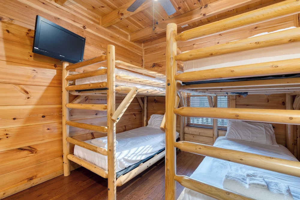 Luxury Cabin w/ Elevator, Theater & Hot Tub Near Dollywood Smoky Vista Lodge