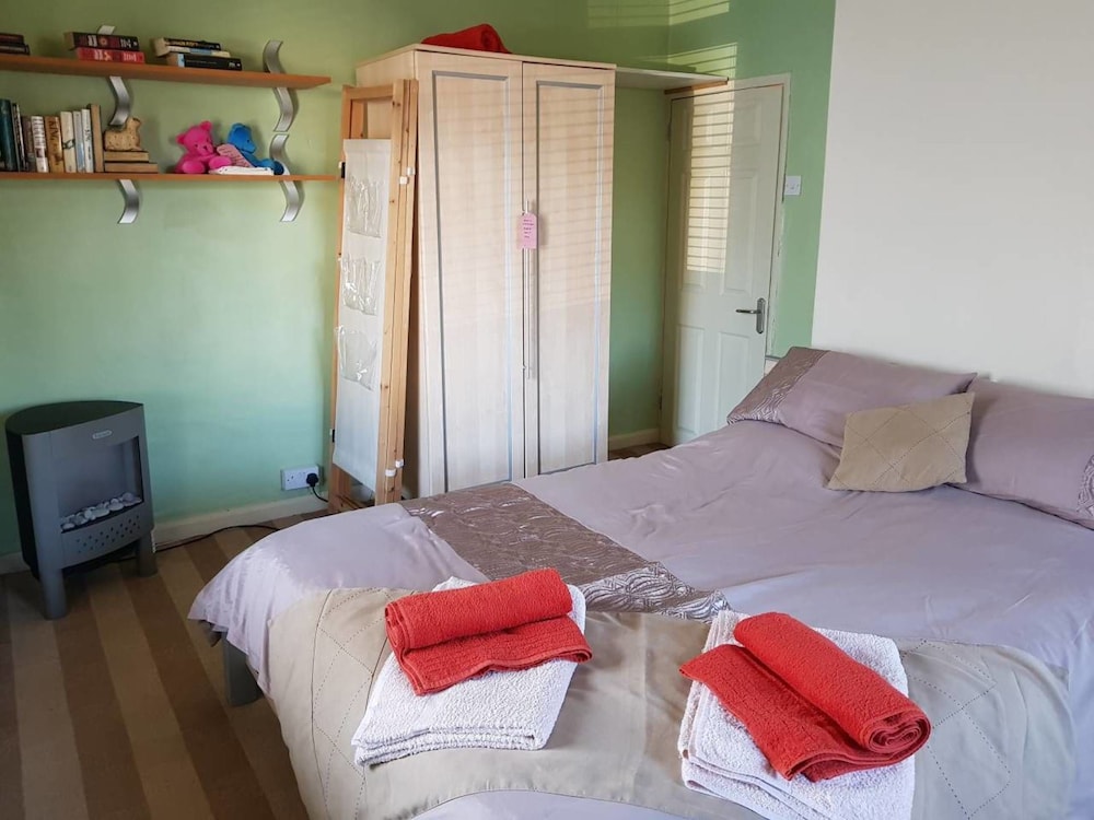 Apartment - Sleeps 4 - Pet Friendly - Balcony view 3