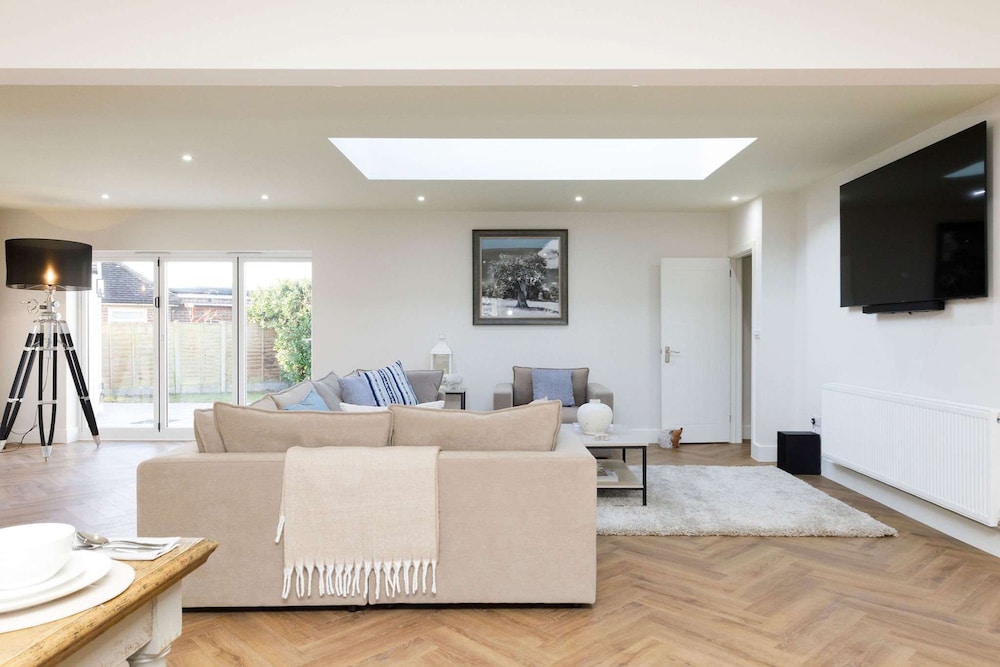 Beautiful 4-bed Close to South Downs Goodwood