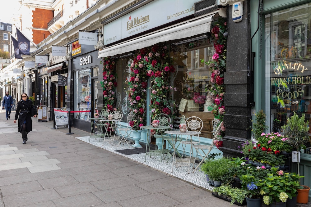 Southwell Gardens II by Onefinestay