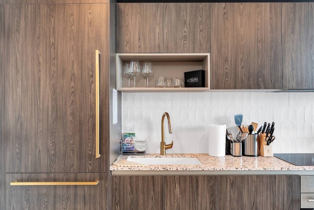 Penthouse 1BR Breathtaking City & Water Views