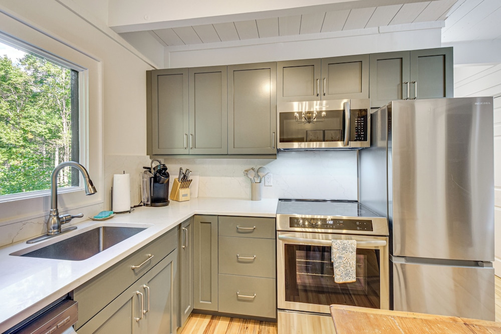 Newly Renovated: Pet-friendly Sapphire Retreat!
