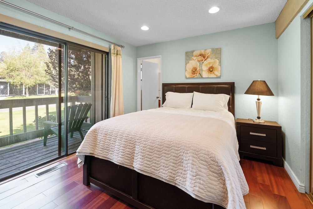 Lakeview Condo