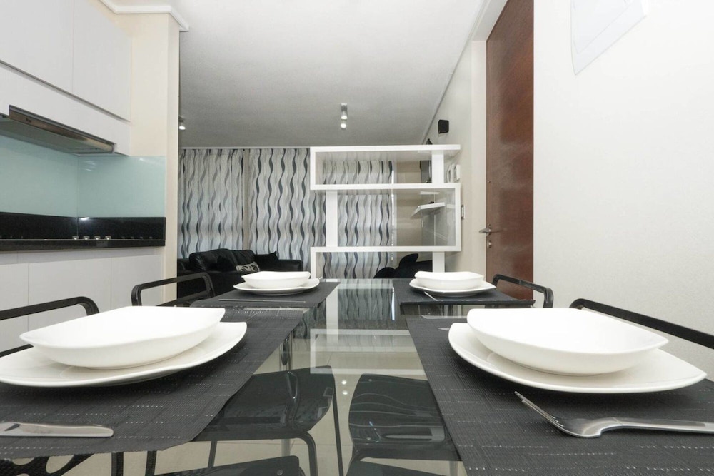 Modern Studio - w Pool Gym Steps Away From Metro