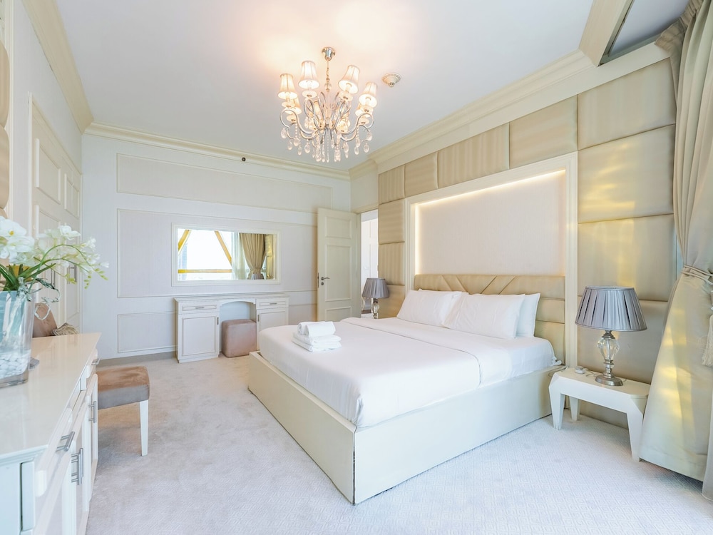Luxury Spacious Condo in the Iconic Park Towers