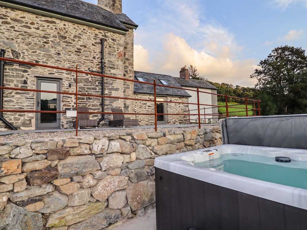 Plas Glan Yr Afon