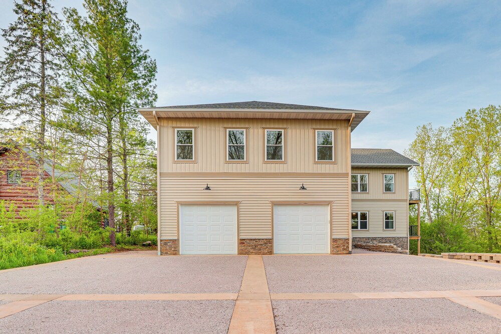 Sprawling Wisconsin Dells Home w/ Deck & Fire Pit view 4