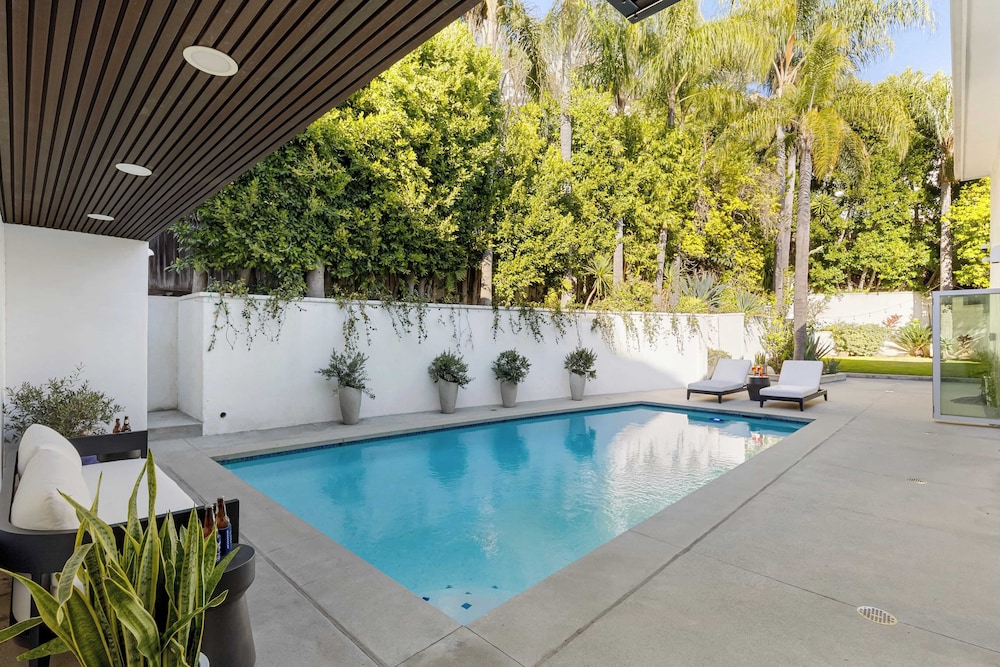 Luxury Hollywood Hills Home With Pool, Outdoor Dining & Iconic Views Skyline Chalet