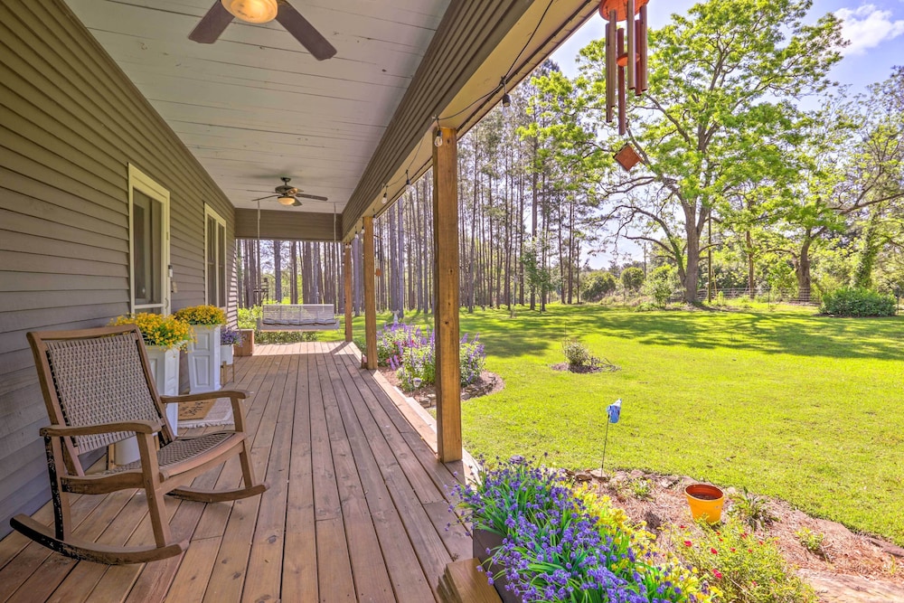 Thomasville Vacations - Peaceful Cairo Farmhouse w/ Barn  Fire Pit - Property Image 1
