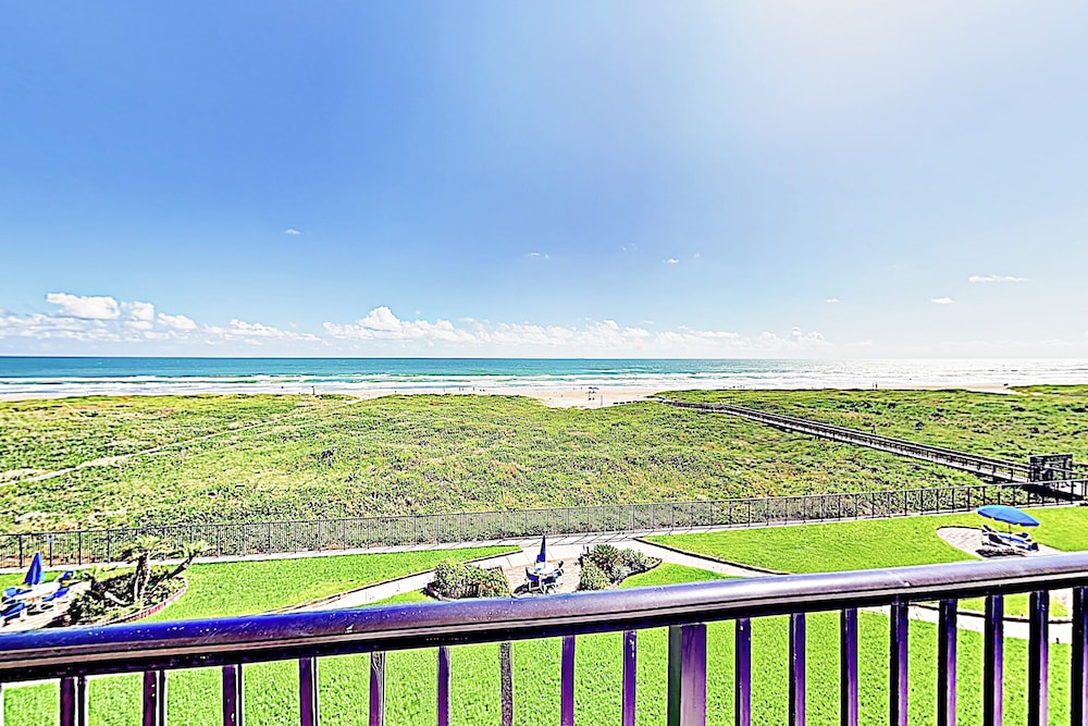 3BR Beachfront Condo w/ Pools & Balcony