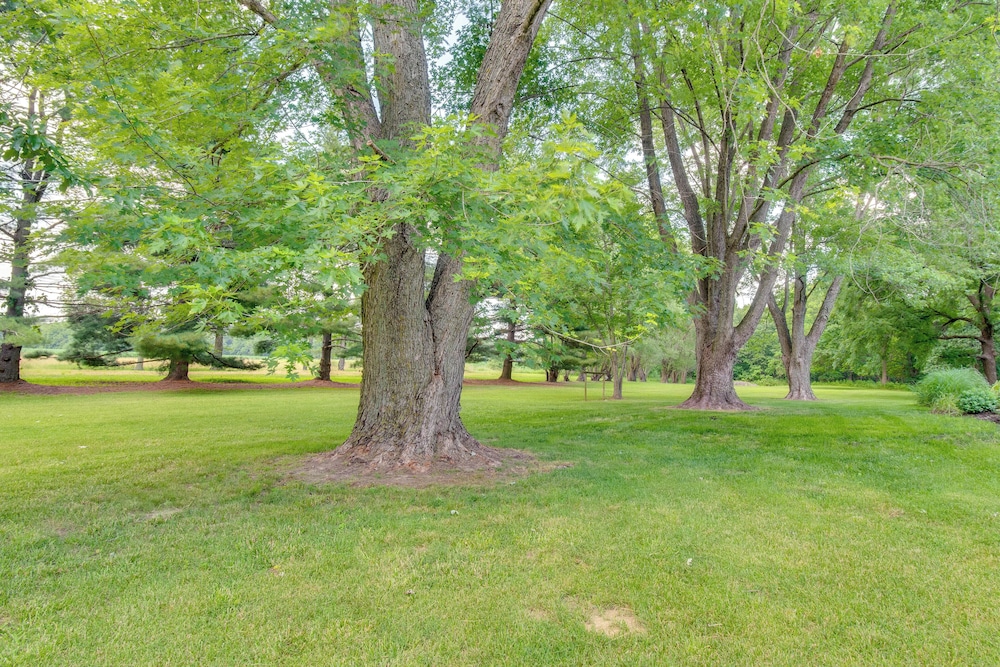 9 Mi to Downtown Rushville: Cozy Getaway w/ Grill