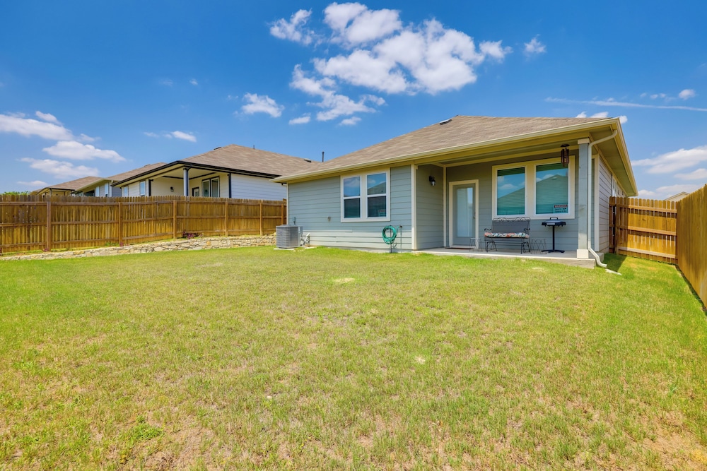 3 Mi to Dtwn Kyle: Wfh-friendly Home w/ Patio