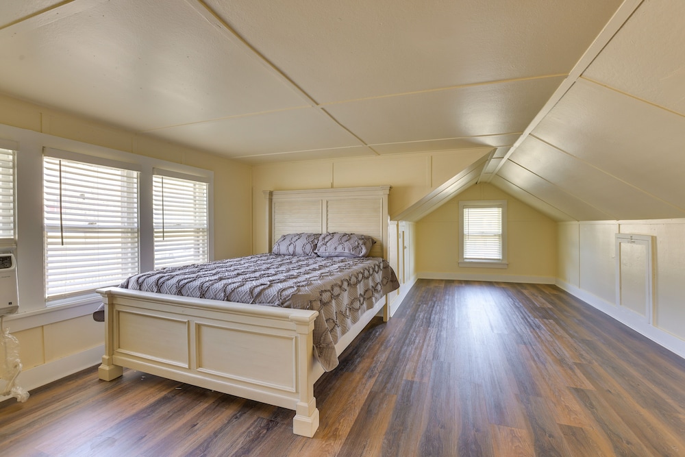 Quaint Omaha Home < 5 Mi to Downtown! view 4