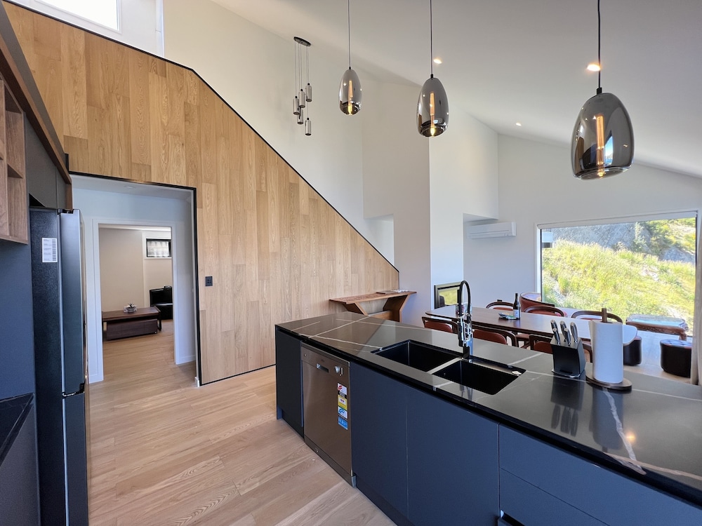 Stunning Lakeview QT Holiday House view 4