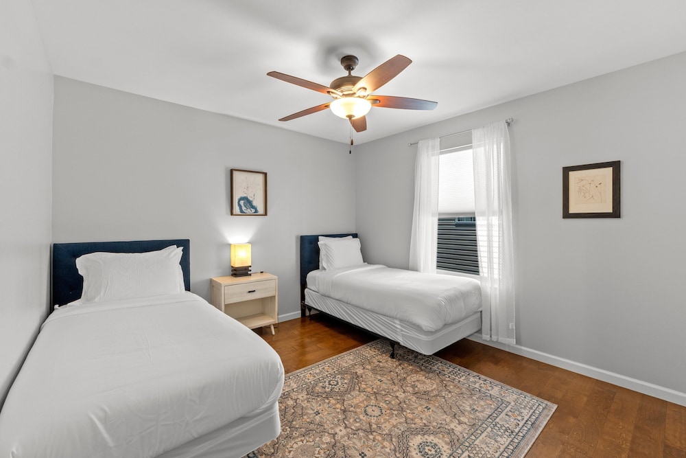 Modern Home W/garage Near SLU JZ Vacation Rentals